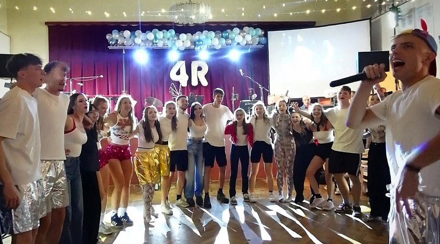 Ples 4R 2025/26 - půlnočko